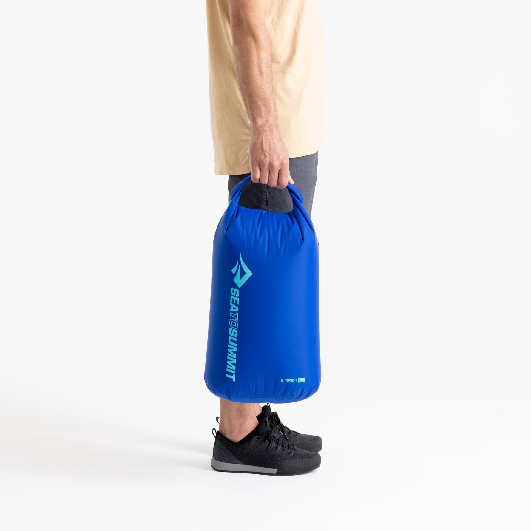 Person holding Sea To Summit Lightweight Dry Bag in blue color