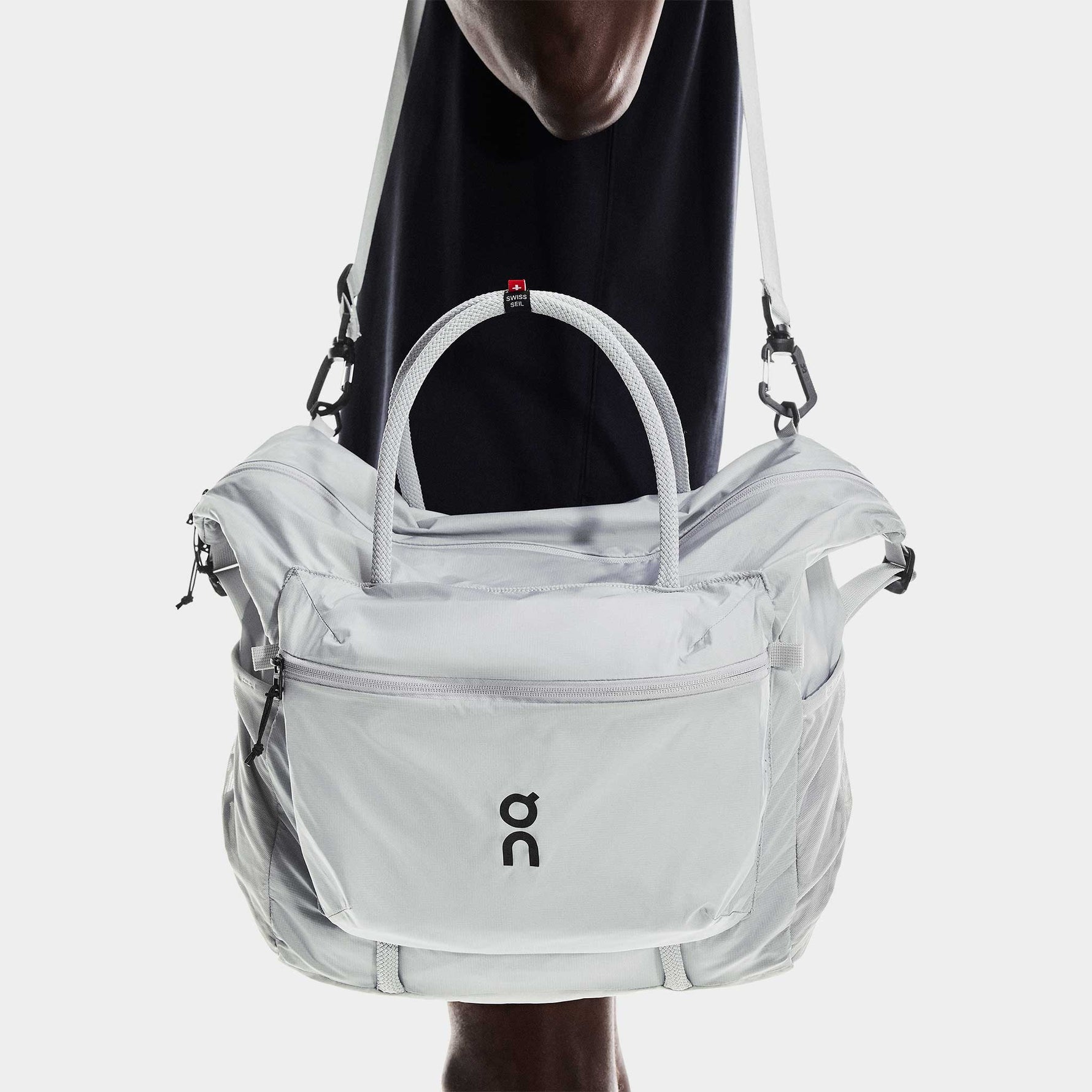 On Track Pack 35L Lite unisex duffel bag in light gray carried by model