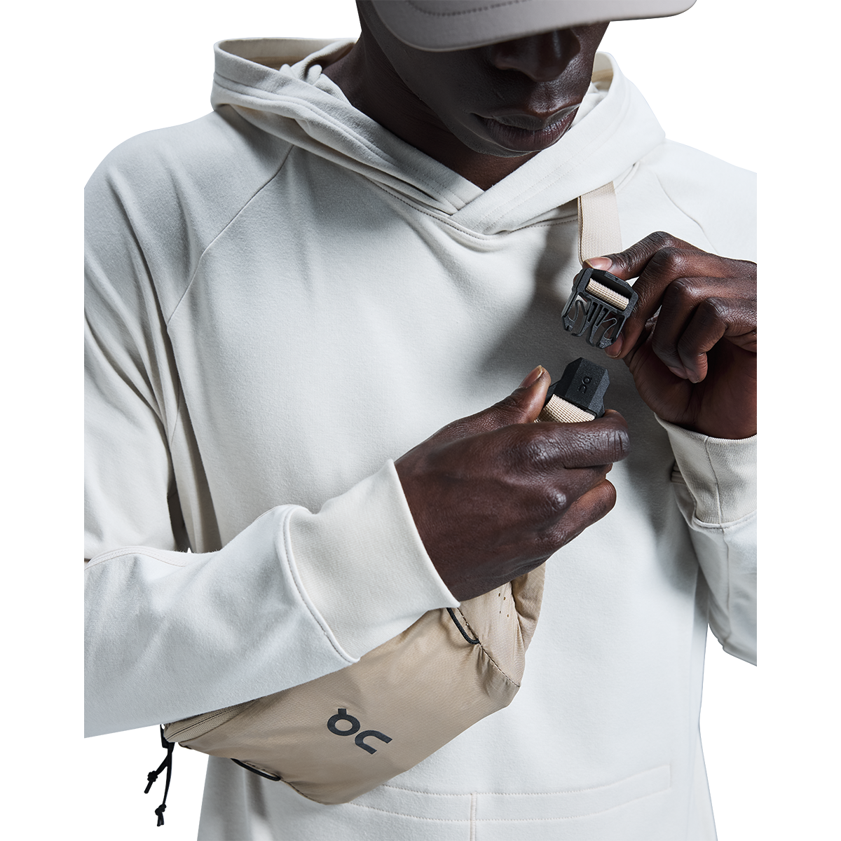 Person wearing On Waist Pack 2L Lite in sand color across chest