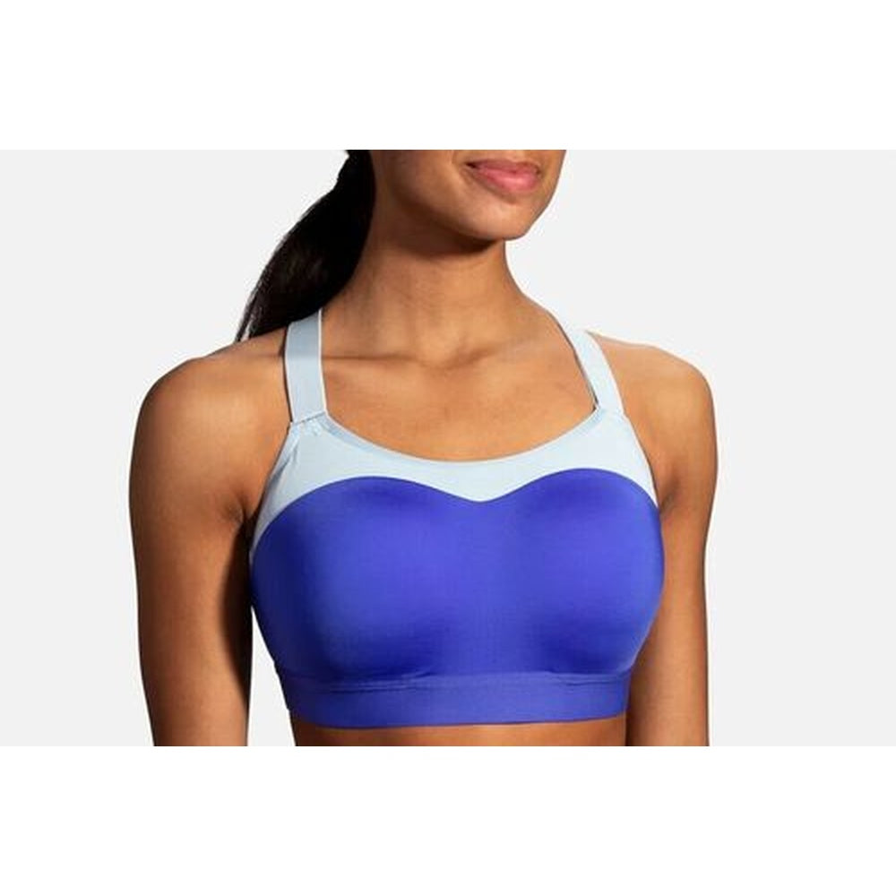 Woman wearing Brooks Dare Racerback sports bra in blue and glacier colorway