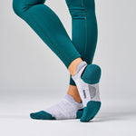 Feetures Elite Max Cushion Tab socks in Stone Ivy worn with matching teal leggings