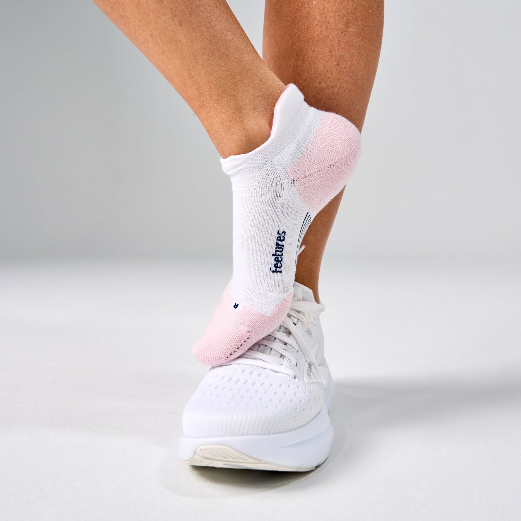 Feetures Elite Max Cushion Tab running socks in white with pink details