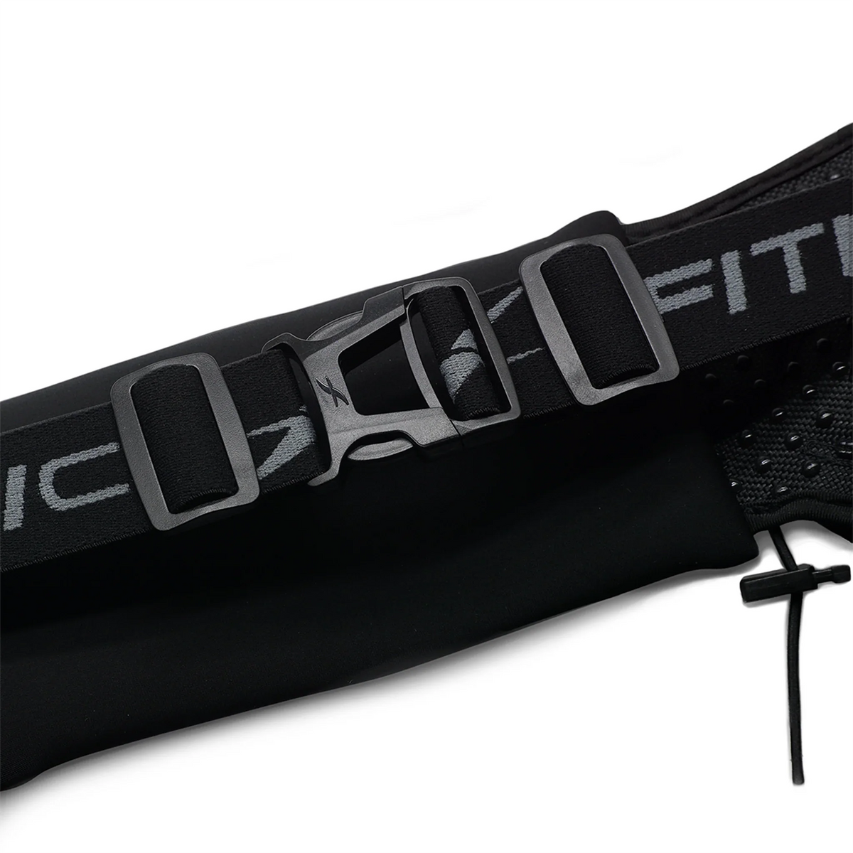Fitletic Fully Loaded running belt in black with buckle clasp close-up detail