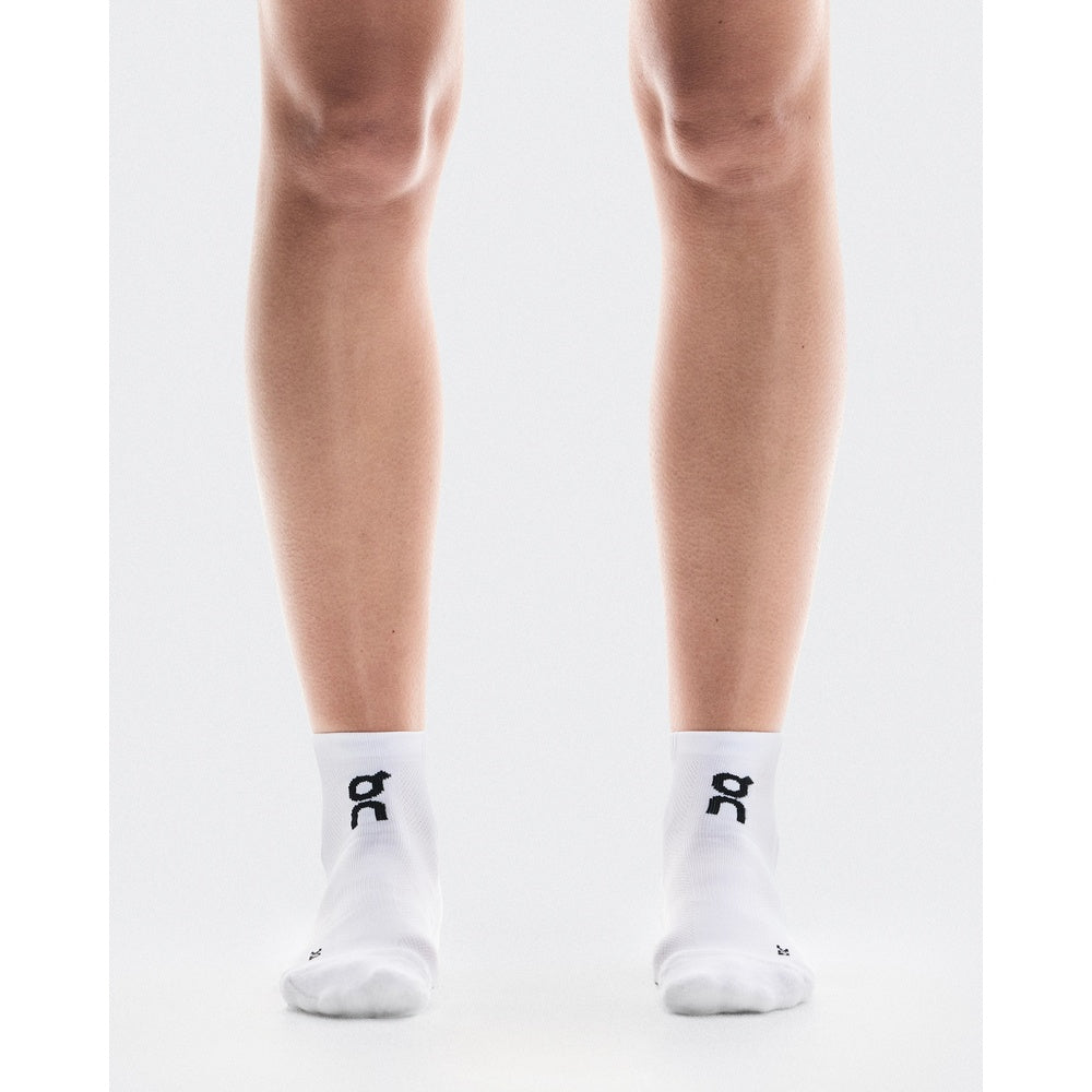 On Core Run Sock Mid 2P white socks worn on legs