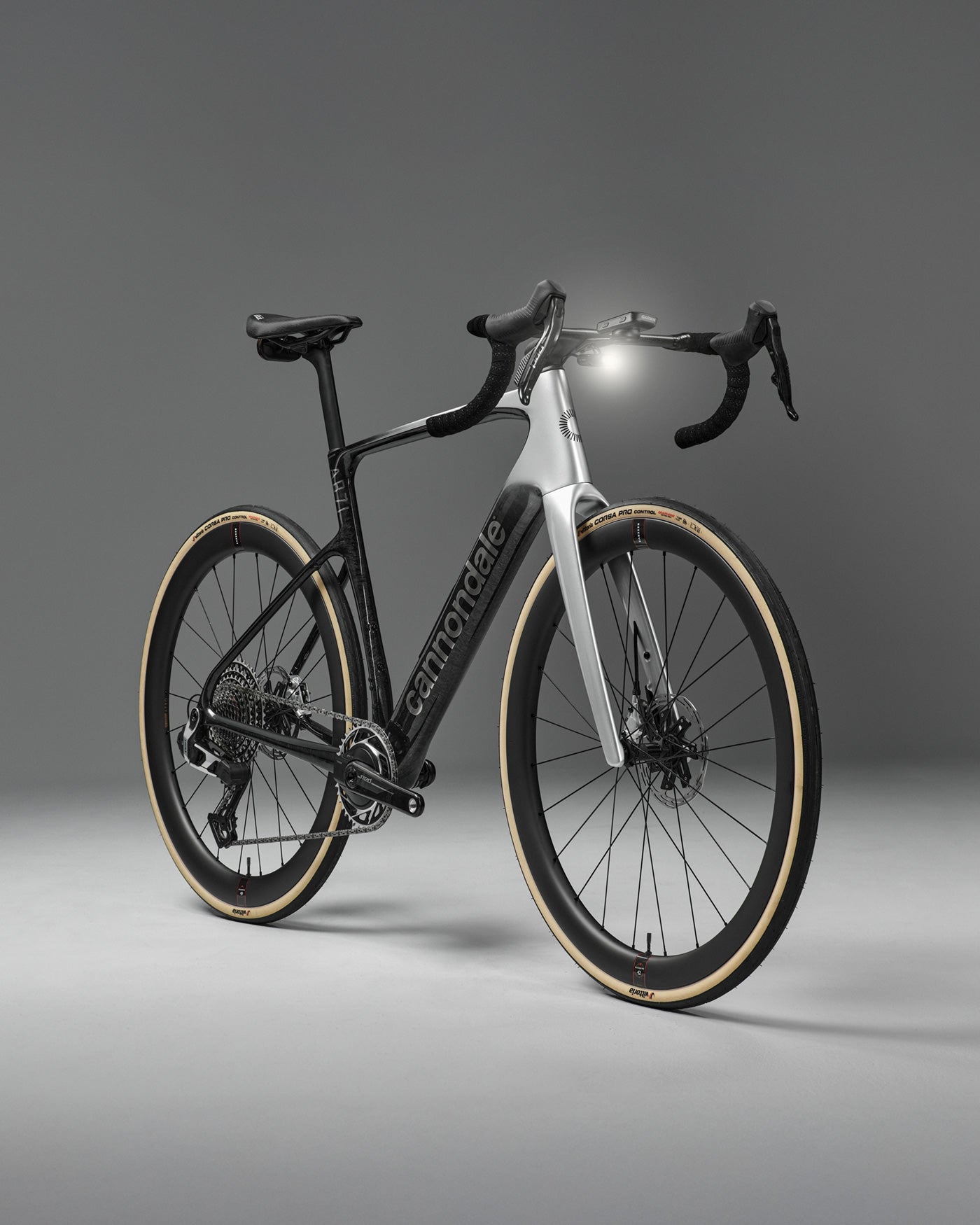 Cannondale Synapse road bike in silver/chalk finish with drop handlebars and disc brakes