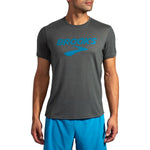 Brooks Distance Graphic T-Shirt in heather asphalt gray with blue logo