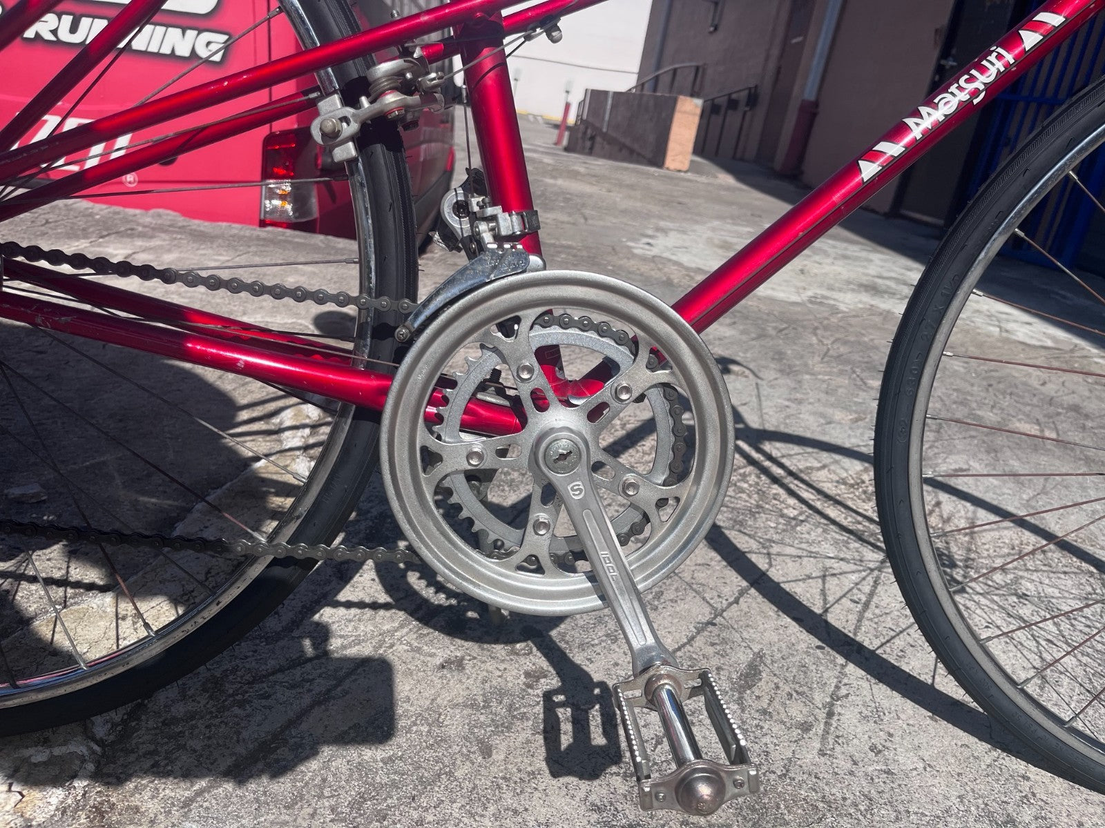 Crankset and chainrings with the MATSURI chain stay decal on the vintage mixte road bike